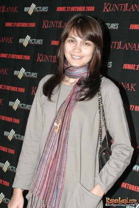 Di beberapa kesempatan, Luna selalu tampil tanpa makeup. Ia pun begitu percaya diri memerlihatkan wajah bare face nya. Saat itu ia tampil mengenakan syal dan atasan long sleeve. Kaa itu, ia sudah membawa tas Chanel hitam. [Dok. Kapanlagi.com]