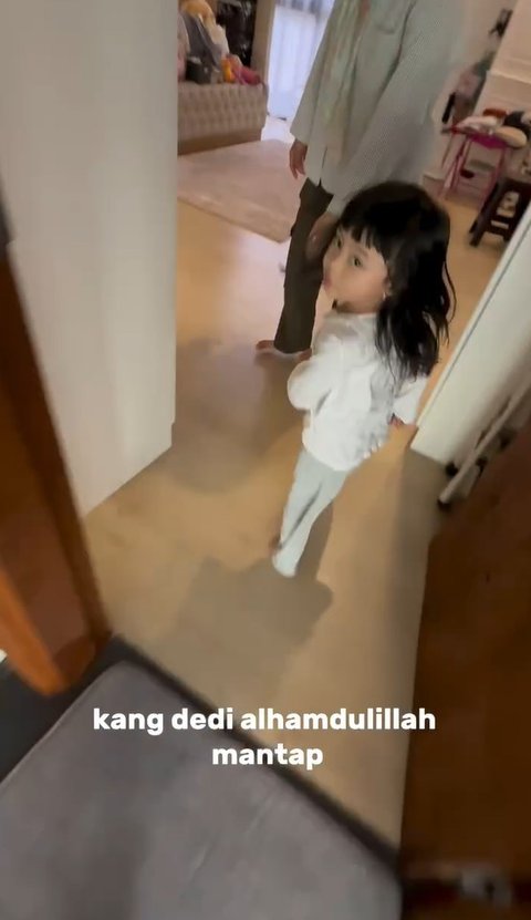"Kang Dedi ini udah mau mandi, nggak udah diangkat," lanjut suami Aurel Hermansyah tersebut. Ameena pun tampak menoleh ketakutan hingga dengan polosnya langsung lari ke kamar mandi.&nbsp;