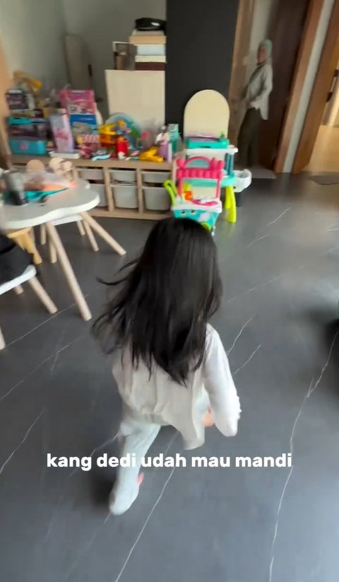 "Langsung lari Kang Dedi. Setelah 2 jam akhirnya udah mau mandi Kang," tulis Atta sambil memberikan emot senyum.