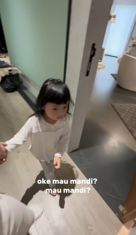 Saking takutnya 'diangkut' Kang Dedi karena bersikap nakal, Ameena pun menuruti perintah papanya untuk mandi, padahal sebelumnya butuh 2 jam untuk dibujuk mandi.