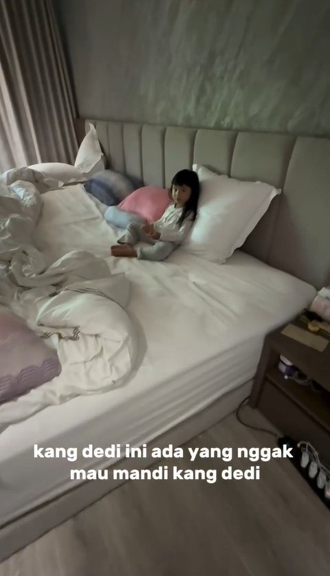 Atta Halilintar belakangan&nbsp;punya cara unik untuk membujuk Ameena mandi. Viral laporkan anak nakal ke Kang Dedi Mulyadi, membuat Atta iseng 'mengadukan' anaknya tersebut.&nbsp;