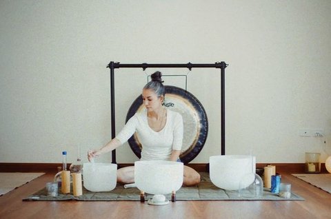 Nadya Hutagalung, mantan model dan presenter MTV Asia, kini menekuni bidang sound healing, sebuah terapi yang menggunakan suara untuk penyembuhan dan relaksasi. Setelah bertahun-tahun di dunia hiburan, Nadya menemukan ketenangan dan makna baru dalam praktik spiritual ini. Ia kini tinggal di Australia dan aktif sebagai fasilitator dalam program wellness seperti Sonic Soundbath di Ngununggula, Southern Highlands Regional Gallery, Bowral, NSW.