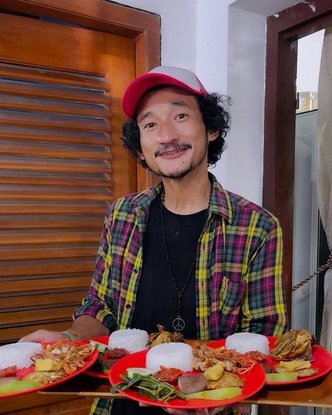 Isa Bajaj, yang dikenal sebagai anggota grup lawak Bajaj, memutuskan untuk kembali ke kampung halamannya di Magetan, Jawa Timur, setelah merawat ibunya yang sakit. Di sana, ia membuka Warung Eropa, sebuah warung makan yang menyajikan menu seperti nasi tempong dan kopi. Isa terlibat langsung dalam operasional warung, mulai dari memasak hingga mengantar pesanan pelanggan. Keputusan ini diambil setelah merasa cukup dengan karier di dunia hiburan dan ingin lebih dekat dengan keluarga.