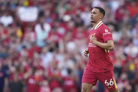 Pemain Bayer Leverkusen, Jeremie Frimpong, melakukan selebrasi setelah mencetak gol ke gawang Eintracht Frankfurt pada laga Liga Jerman di Stadion Deutsche Bank Park, Senin (6/5/2024). (AFP/K