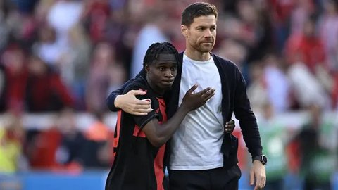 Pemain Bayer Leverkusen, Jeremie Frimpong, melakukan selebrasi setelah mencetak gol ke gawang Eintracht Frankfurt pada laga Liga Jerman di Stadion Deutsche Bank Park, Senin (6/5/2024). (AFP/K