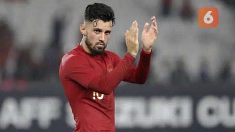 Gelandang Timnas Indonesia, Stefano Lilipaly, berlari saat melawan Thailand pada laga Piala AFF 2018 di Stadion Rajamangala, Bangkok, Sabtu (17/11). Thailand menang 4-2 dari Indonesia. (Bola.