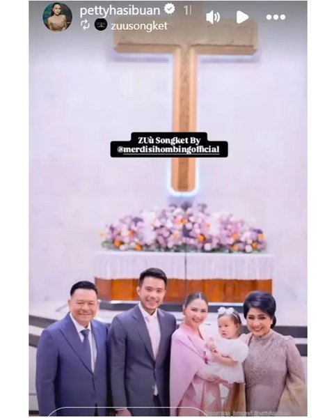 Potret Jessica Mila di momen pembaptisan putrinya. (sumber: Instagram/ramaphoto07/davidwaslly)