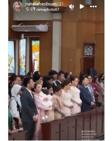 Potret Jessica Mila di momen pembaptisan putrinya. (sumber: Instagram/ramaphoto07/davidwaslly)