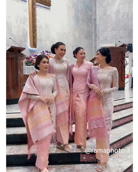 Potret Jessica Mila di momen pembaptisan putrinya. (sumber: Instagram/ramaphoto07/davidwaslly)