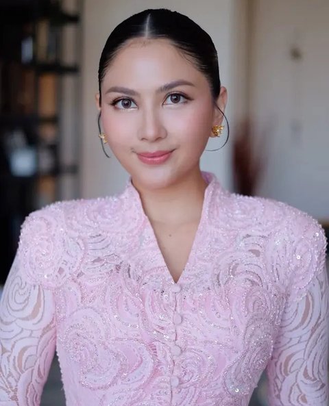 Potret Jessica Mila di momen pembaptisan putrinya. (sumber: Instagram/ramaphoto07/davidwaslly)