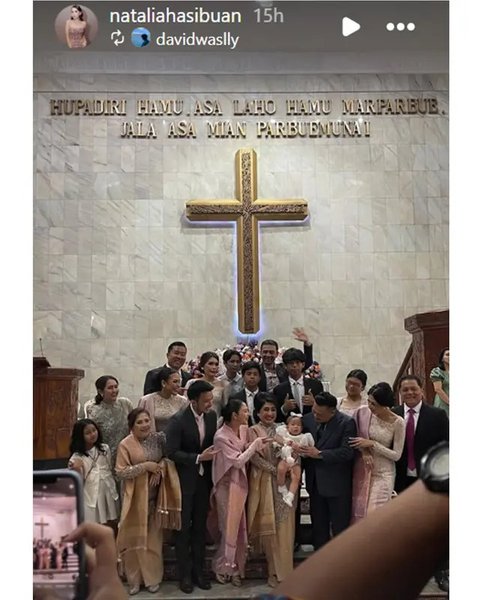 Potret Jessica Mila di momen pembaptisan putrinya. (sumber: Instagram/ramaphoto07/davidwaslly)