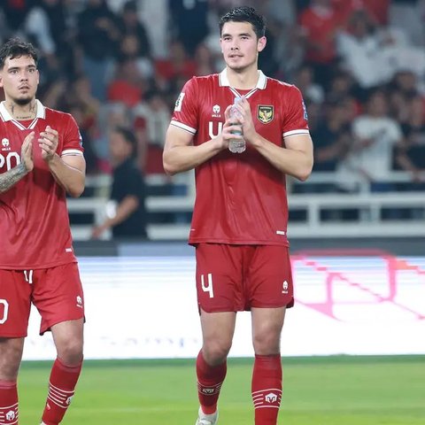 Kiper Timnas Irak, Jalal Hassan (kiri) berusaha menghalau bola dari ancaman bek Timnas Indonesia, Elkan Baggott (tengah) pada laga pertama Grup D Piala Asia 2023 Qatar di Ahmad bin Ali Stadiu