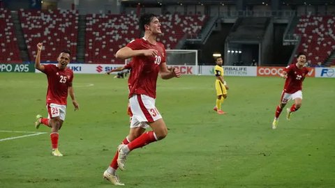 Kiper Timnas Irak, Jalal Hassan (kiri) berusaha menghalau bola dari ancaman bek Timnas Indonesia, Elkan Baggott (tengah) pada laga pertama Grup D Piala Asia 2023 Qatar di Ahmad bin Ali Stadiu