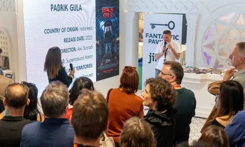 Ada 5 film Indonesia yang akan tayang di Lebaran 2025. Salah satunya, Pabrik Gula karya sineas Awi Suryadi yang hadir dalam versi 17 dan 21 tahun ke atas. (Foto: Dok. Instagram @manojpunjabim