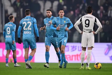 Pemain Venezia, Jay Idzes, berebut bola dengan pemain Torino, Duvan Zapata pada laga pekan ketiga Serie A 2024/2025 di Stadion Pier Luigi Penzo, Sabtu (31/8/2024). (Marco Alpozzi/LaPresse via