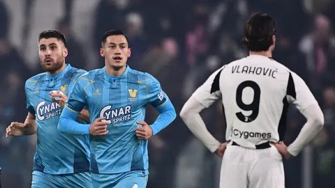 Pemain Venezia, Jay Idzes, berebut bola dengan pemain Torino, Duvan Zapata pada laga pekan ketiga Serie A 2024/2025 di Stadion Pier Luigi Penzo, Sabtu (31/8/2024). (Marco Alpozzi/LaPresse via