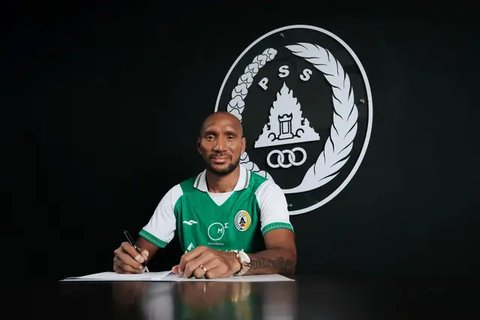 Pelatih PSS Sleman, Gustavo Tocantins (kiri), berhasil mencetak dua gol saat timnya menang 2-1 atas PSIS Semarang pada laga pekan ke-32 BRI Liga 1 musim ini di Stadion Jatidiri, Semarang,