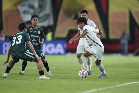 Pelatih PSS Sleman, Gustavo Tocantins (kiri), berhasil mencetak dua gol saat timnya menang 2-1 atas PSIS Semarang pada laga pekan ke-32 BRI Liga 1 musim ini di Stadion Jatidiri, Semarang,