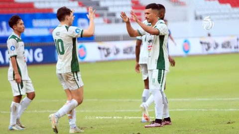 Pelatih PSS Sleman, Gustavo Tocantins (kiri), berhasil mencetak dua gol saat timnya menang 2-1 atas PSIS Semarang pada laga pekan ke-32 BRI Liga 1 musim ini di Stadion Jatidiri, Semarang,