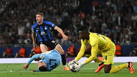 Kiper Manchester United asal Kamerun #24, Andre Onana terlihat selama pertandingan Liga Primer Inggris antara Manchester United dan Arsenal di Old Trafford di Manchester, Inggris barat lau