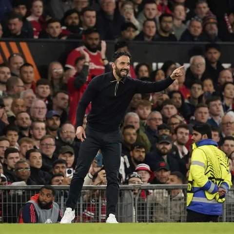 Kiper Manchester United asal Kamerun #24, Andre Onana terlihat selama pertandingan Liga Primer Inggris antara Manchester United dan Arsenal di Old Trafford di Manchester, Inggris barat lau