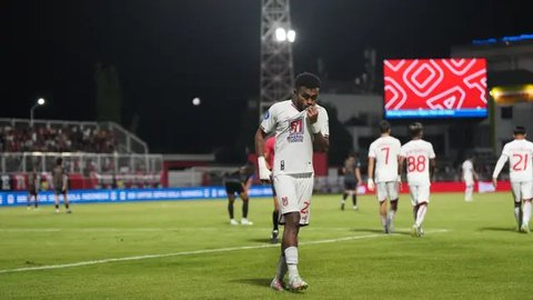 Pemain Timnas Indonesia, Ragnar Oratmangoen mengontrol bola dibayangi sejumlah pemain Arab Saudi pada laga lanjutan putaran ketiga Grup C Kualifikasi Piala Dunia 2026 di Stadion Utama