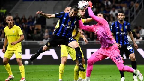 Bek Inter Milan, Yann Bisseck berebut bola dengan pemain Lazio, Taty Castellanos pada lanjutan Serie A 2024/2025 di Giuseppe Meazza, 19 Mei 2025. (Spada//LaPresse via AP)