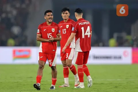 Pemain Timnas Indonesia, Ragnar Oratmangoen mengontrol bola dibayangi sejumlah pemain Arab Saudi pada laga lanjutan putaran ketiga Grup C Kualifikasi Piala Dunia 2026 di Stadion Utama