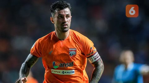 Selebrasi pemain timnas Indonesia, Yakob Sayuri (kiri) dan Stefano Jantje Lilipaly setelah menjebol gawang Burundi dalam pertandingan uji coba FIFA Matchdayyang berlangsung di stadion