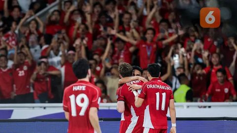 Selebrasi pemain timnas Indonesia, Yakob Sayuri (kiri) dan Stefano Jantje Lilipaly setelah menjebol gawang Burundi dalam pertandingan uji coba FIFA Matchdayyang berlangsung di stadion