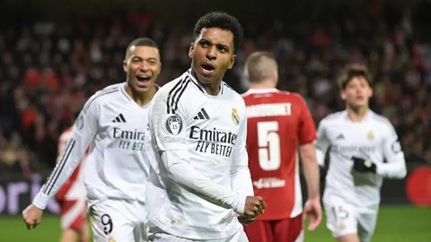Selebrasi Vinicius Junior dalam laga Liga Champions antara Real Madrid vs Salzburg, Kamis (23/1/2025). (c) AP Photo/Manu Fernandez