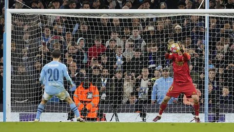 Dua kiper Real Madrid, Thibaut Courtois dan Andriy Lunin. (AFP/Thomas COEX)