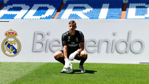 Dua kiper Real Madrid, Thibaut Courtois dan Andriy Lunin. (AFP/Thomas COEX)