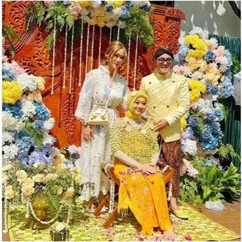 Potret tamu artis di acara mitoni Hemas Nura, istri Danang DA. (sumber: Instagram/fitricarlina/danang_official91)
