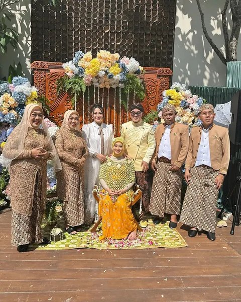 Potret tamu artis di acara mitoni Hemas Nura, istri Danang DA. (sumber: Instagram/fitricarlina/danang_official91)