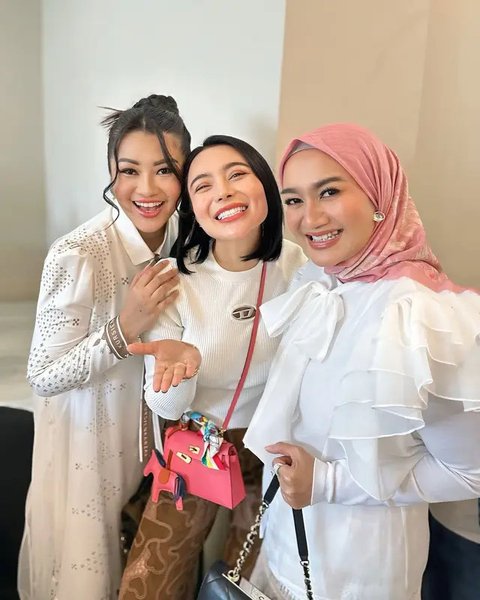 Potret tamu artis di acara mitoni Hemas Nura, istri Danang DA. (sumber: Instagram/fitricarlina/danang_official91)