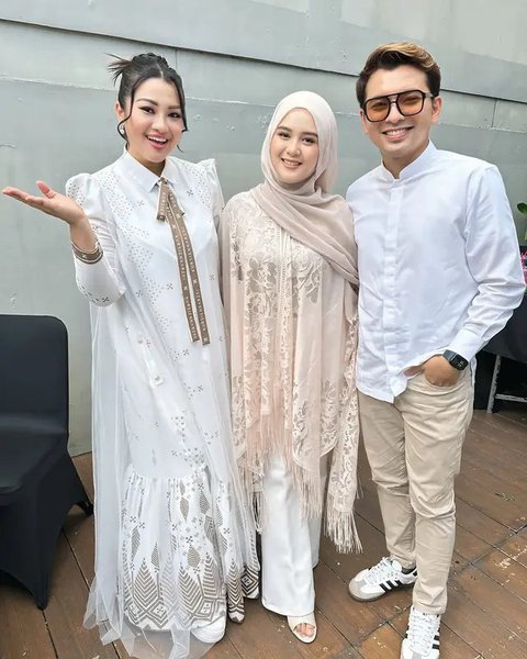 Potret tamu artis di acara mitoni Hemas Nura, istri Danang DA. (sumber: Instagram/fitricarlina/danang_official91)