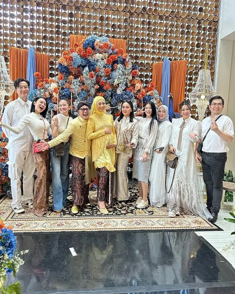 Potret tamu artis di acara mitoni Hemas Nura, istri Danang DA. (sumber: Instagram/fitricarlina/danang_official91)