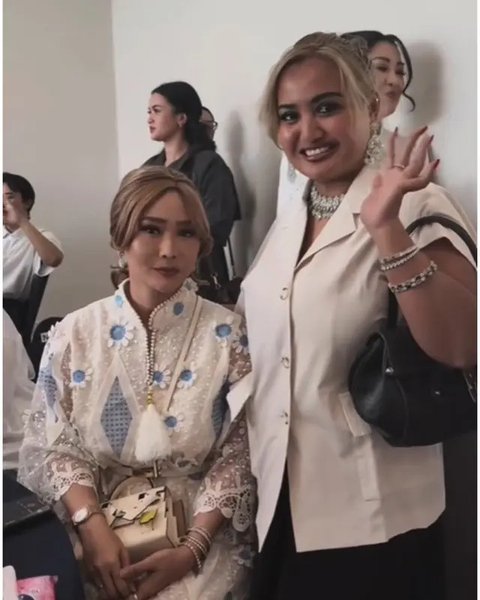 Potret tamu artis di acara mitoni Hemas Nura, istri Danang DA. (sumber: Instagram/fitricarlina/danang_official91)