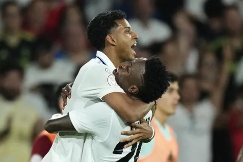 Neymar. Sayap kiri Brasil berusia 30 tahun yang sejak awal musim 2017/2018 membela PSG usai meninggalkan Barcelona ini tercatat telah mengoleksi 121 caps bersama Tim Samba sejak melakukan deb