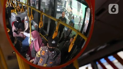 Para perempuan dari segala umur menggelar Flashmob Poco-poco Berkebaya bersama kelompok perempuan lainnya di Bundaran HI, Jakarta, Minggu (14/7/2024). (Liputan6.com/Herman Zakharia)