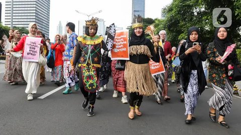 Para perempuan dari segala umur menggelar Flashmob Poco-poco Berkebaya bersama kelompok perempuan lainnya di Bundaran HI, Jakarta, Minggu (14/7/2024). (Liputan6.com/Herman Zakharia)