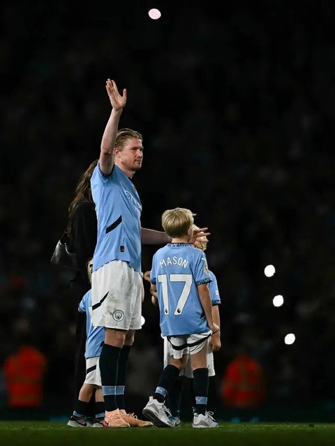 Sang pemain diberi kesempatan untuk mengucapkan kata-kata perpisahan sebelum benar-benar meninggalkan stadion. (Paul ELLIS/AFP)