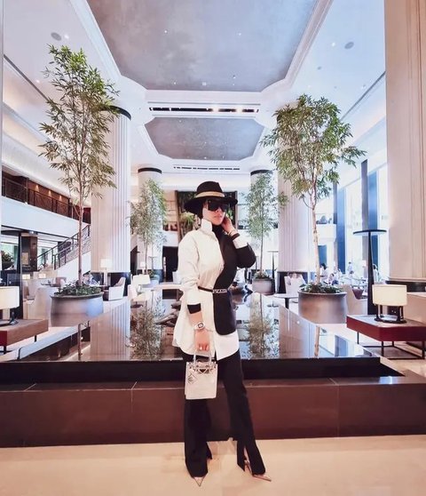 Pilihan Model Tas Putih ala Syahrini (Foto: Instagram @princessyahrini)