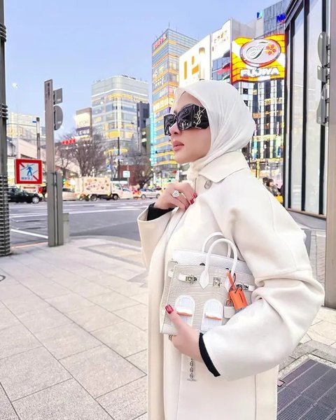 Pilihan Model Tas Putih ala Syahrini (Foto: Instagram @princessyahrini)