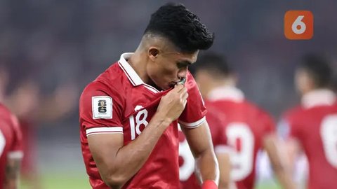 Striker Persis Solo, Ramadhan Sananta, saat melakukan selebrasi seusai membantu mencetak gol kemenangan atas Borneo FC dalam duel di Stadion Manahan, Solo, Sabtu (19/10/2024). (Bola.com/Radif
