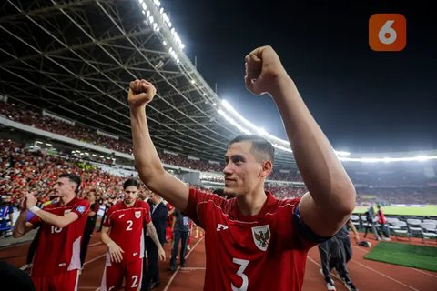 Pemain Timnas Indonesia, Jay Idzes melakukan selebrasi setelah mencetak gol ke gawang Timnas Vietnam pada laga Grup F Kualifikasi Piala Dunia 2026 di My Dinh Stadium, Vietnam, Selasa (26/0