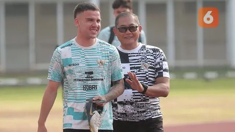 Pemain Timnas Indonesia, Jay Idzes melakukan selebrasi setelah mencetak gol ke gawang Timnas Vietnam pada laga Grup F Kualifikasi Piala Dunia 2026 di My Dinh Stadium, Vietnam, Selasa (26/0