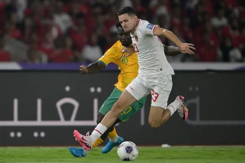 Pemain Timnas Indonesia, Jay Idzes melakukan selebrasi setelah mencetak gol ke gawang Timnas Vietnam pada laga Grup F Kualifikasi Piala Dunia 2026 di My Dinh Stadium, Vietnam, Selasa (26/0