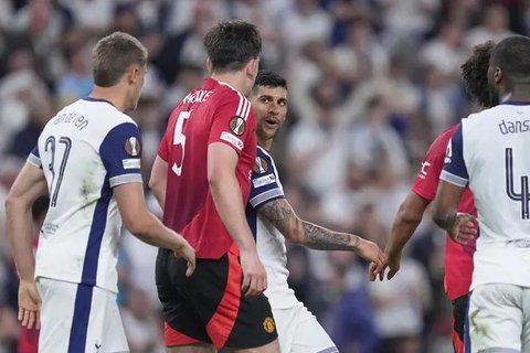 Keributan antara Cristian Romero dan Harry Maguire di final Liga Europa musim 2024/2025 harus dipisahkan Rasmus Hojlund (AP Photo/Miguel Oses)